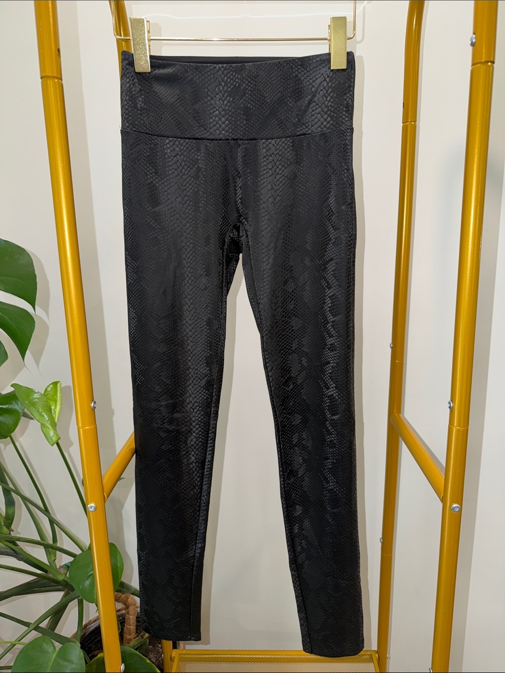Black Snake-Texture Reptile Leggings — Sleek Athletic Tights